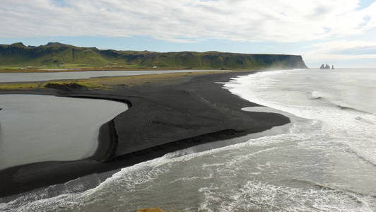 冰岛南部的黑沙 Reynisfjara 海滩