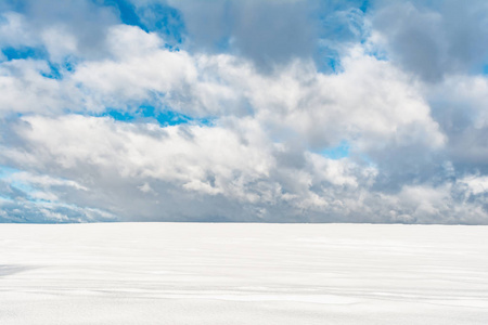 冬天的雪地, 多云的天空, 有大片的云彩, 冬天的风景