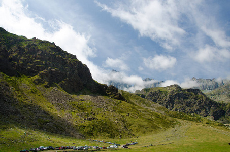 在山前坡河高山河谷