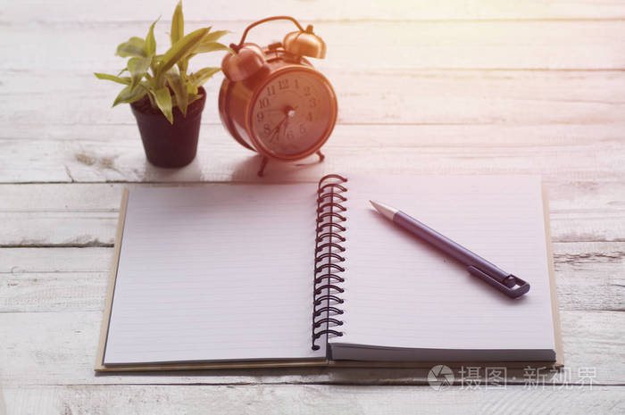笔记纸, 书和笔与闹钟, 植物在木桌