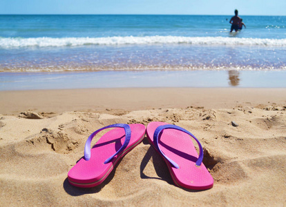 希腊海滩的粉红色翻转拖鞋希腊夏季目的地