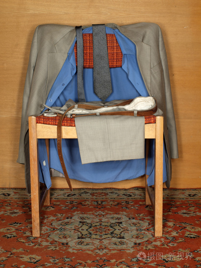 挂在旧椅子上的衣服