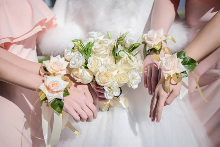 新娘的手和她的伴娘花束