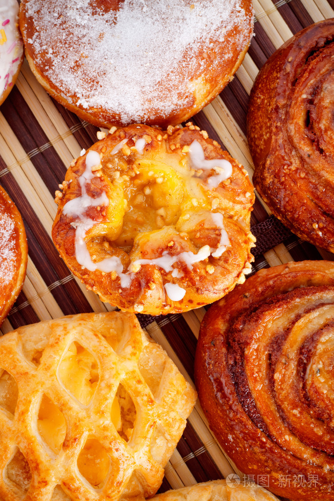  英>饼干( biscuit的名词复数 )  美>软烤饼 松饼(食用时常佐以肉汁)