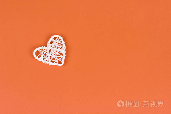 白色心脏在橙色背景情人节