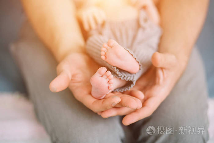 父亲抱着新生婴儿小脚