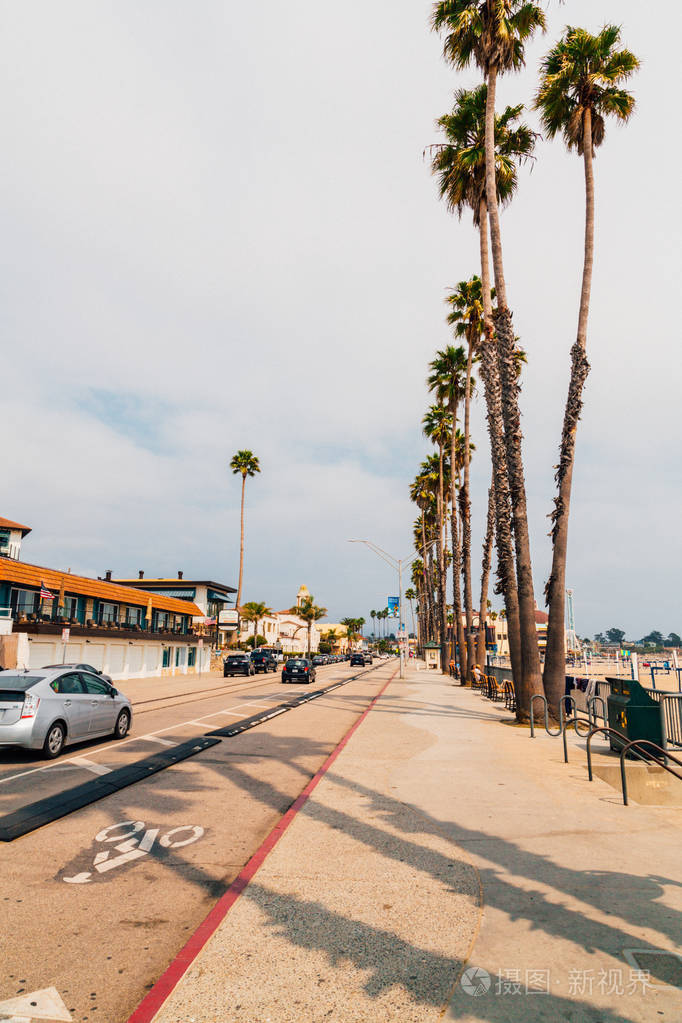 小圣克鲁斯镇街道与小餐馆和街道商店.加利福尼亚, 美国.