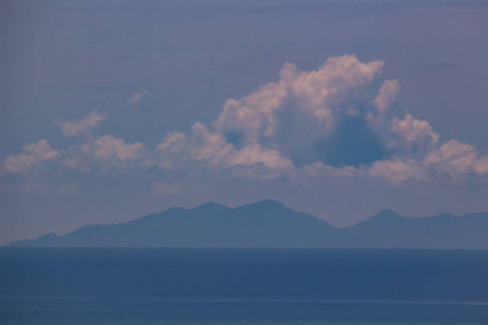 模糊的岛屿和海洋的背景