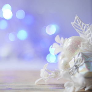 圣诞树装饰与散模糊的灯光从火炬花环