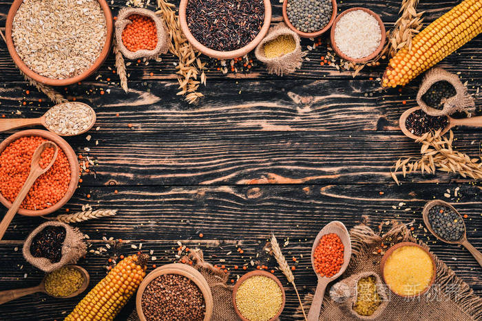 荞麦, 扁豆, 大米, 小米, 大麦, 玉米, 黑米.在木制背景上.顶部视图.