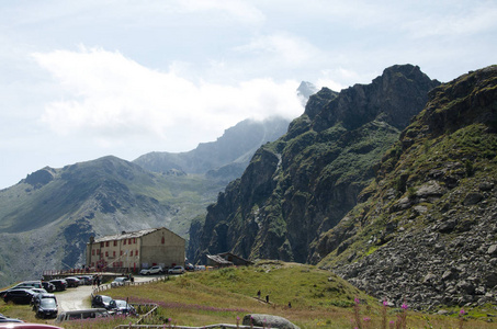 在山前坡河高山河谷