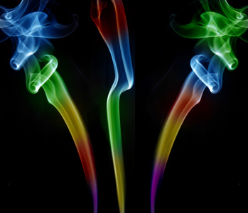 抽大烟冒烟( smoke的第三人称单数 ) 抽烟 用烟熏制 吸(烟),抽照片