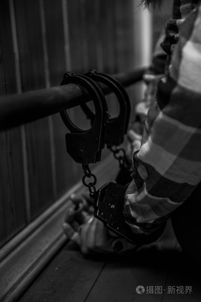 女孩被铐在一个疯子的巢穴中的管