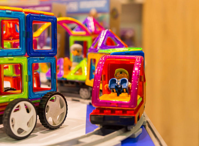 多色玩具铁路与小玩具司机在客舱