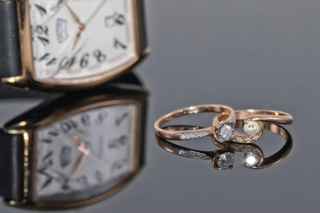 典雅背景下的镶有钻石的女子金戒指