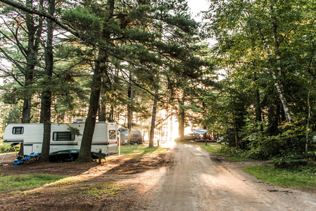 日落在湖二河露营地阿冈昆国家公园美丽的自然森林加拿大停放的 Rv 露营车
