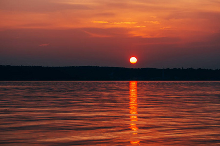 夕阳下的红太阳与橙色的天空在海上