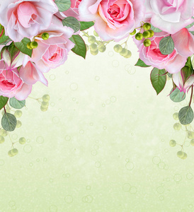 花卉的背景。花环，嫩粉色的玫瑰，浆果和树叶。贺卡 邀请 名片