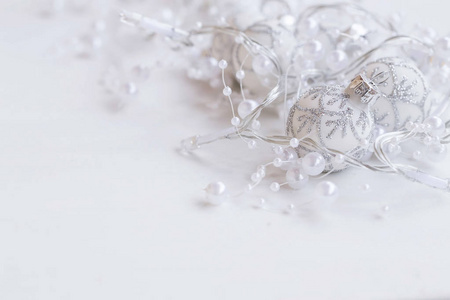 银喜庆圣诞装饰品与球和珍珠 garla