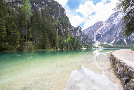 Braies 湖在白云岩, 意大利