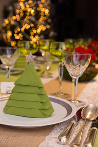 模糊的圣诞树和餐桌