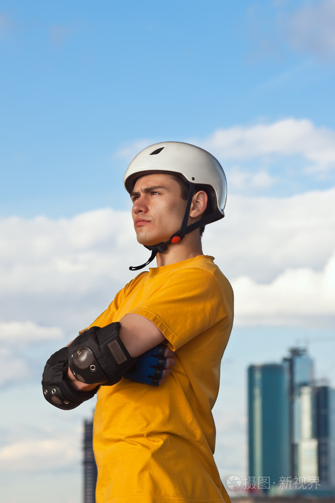 戴头盔和防护装备的年轻人
