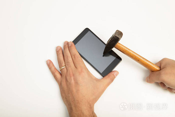 男子用槌敲击智能手机屏幕