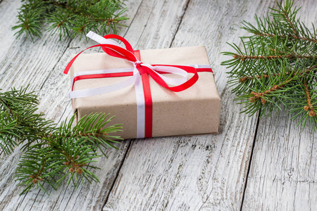 圣诞节背景与礼物和冷杉树在白色木桌。具有复制空间的顶部视图