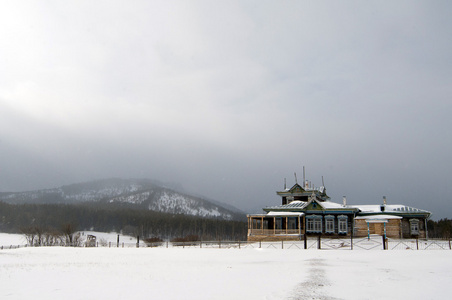 山区的冬天景象。 旧房子和雪