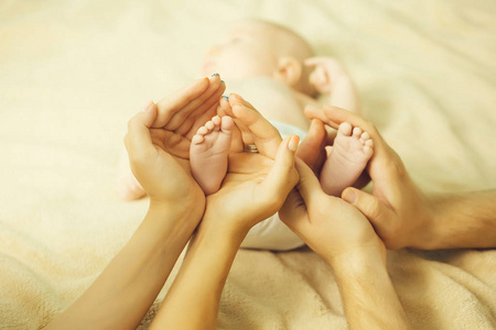 新生儿脚在父母手中