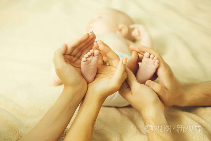 新生儿脚在父母手中照片-正版商用图片0247hm-摄图新视界