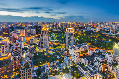 曼谷夜景观与现代建筑和路灯