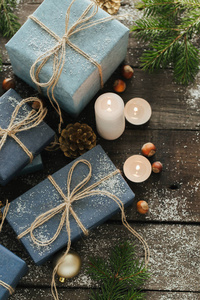 节日礼品与盒子, 蜡烛, 雪, 针叶, 篮子, 肉桂, 松果, 木制的背景坚果