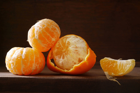 木质表面半去皮 mandarines 和果皮, 简约静物