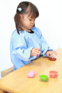 日本女孩玩黏土 3岁 照片 正版商用图片106awu 摄图新视界