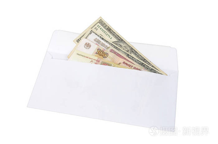 在白色背景上的信封里的钱