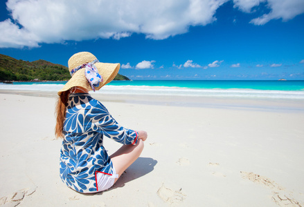 年轻女子在海滩上放松