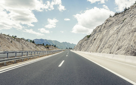 退到高地去城外的公路