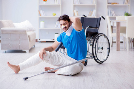 受伤的年轻男子在家休养一位坐着喝咖啡的老人和一位坐在轮椅上的残疾