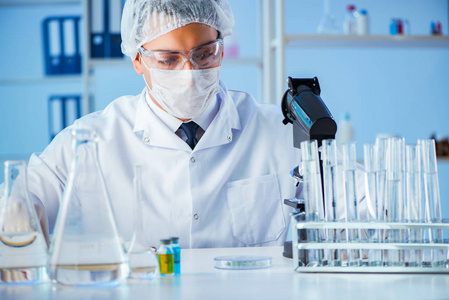 女科学家研究人员进行的实验室试验照片