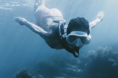 女孩憋气妇女游泳用面具和浮潜照片