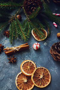 舒适的圣诞背景与干橘子, 冷杉树, 温暖的棒球手套, 肉桂和锥