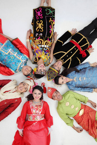 马来西亚人在传统服装摆在演播室