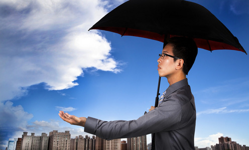 有雨伞和天气观测的保险代理人