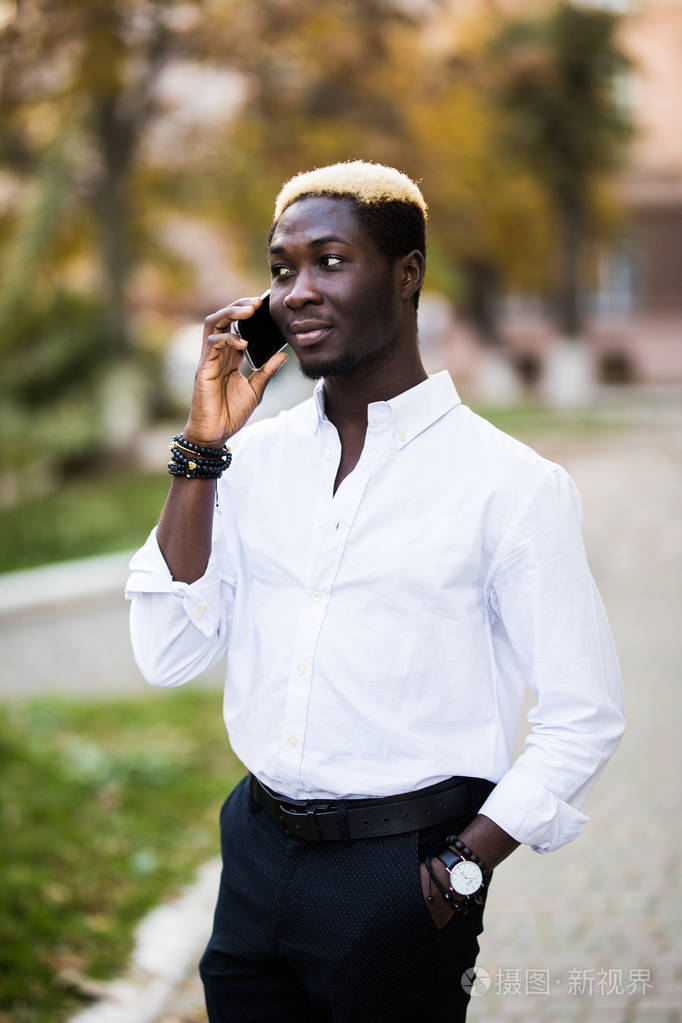 在街上使用手机的美国非洲人.沟通理念