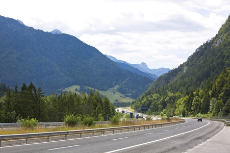 在奥地利阿尔卑斯山的公路
