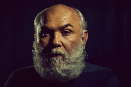 白胡子老头图片