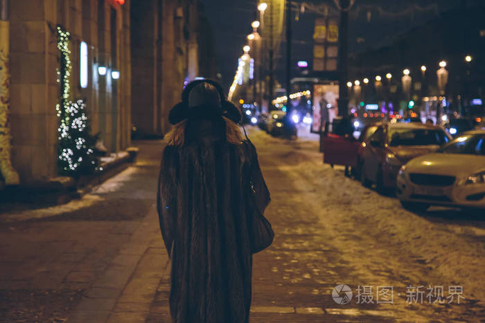 夜晚图片马路 一个人图片