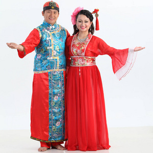 中国情侣与传统服装在演播室摆姿势