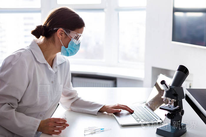 在实验室工作的女医生